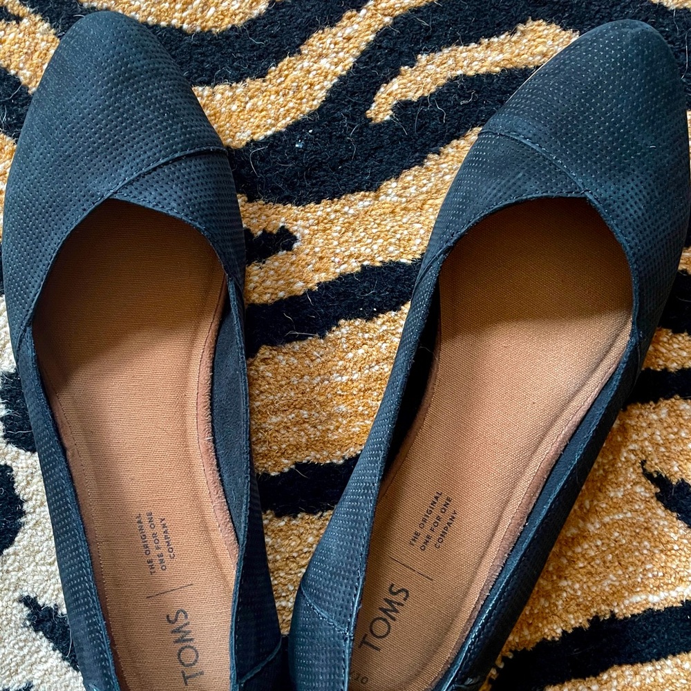 EUC TOMS Black Suede Women’s Flats Size 10